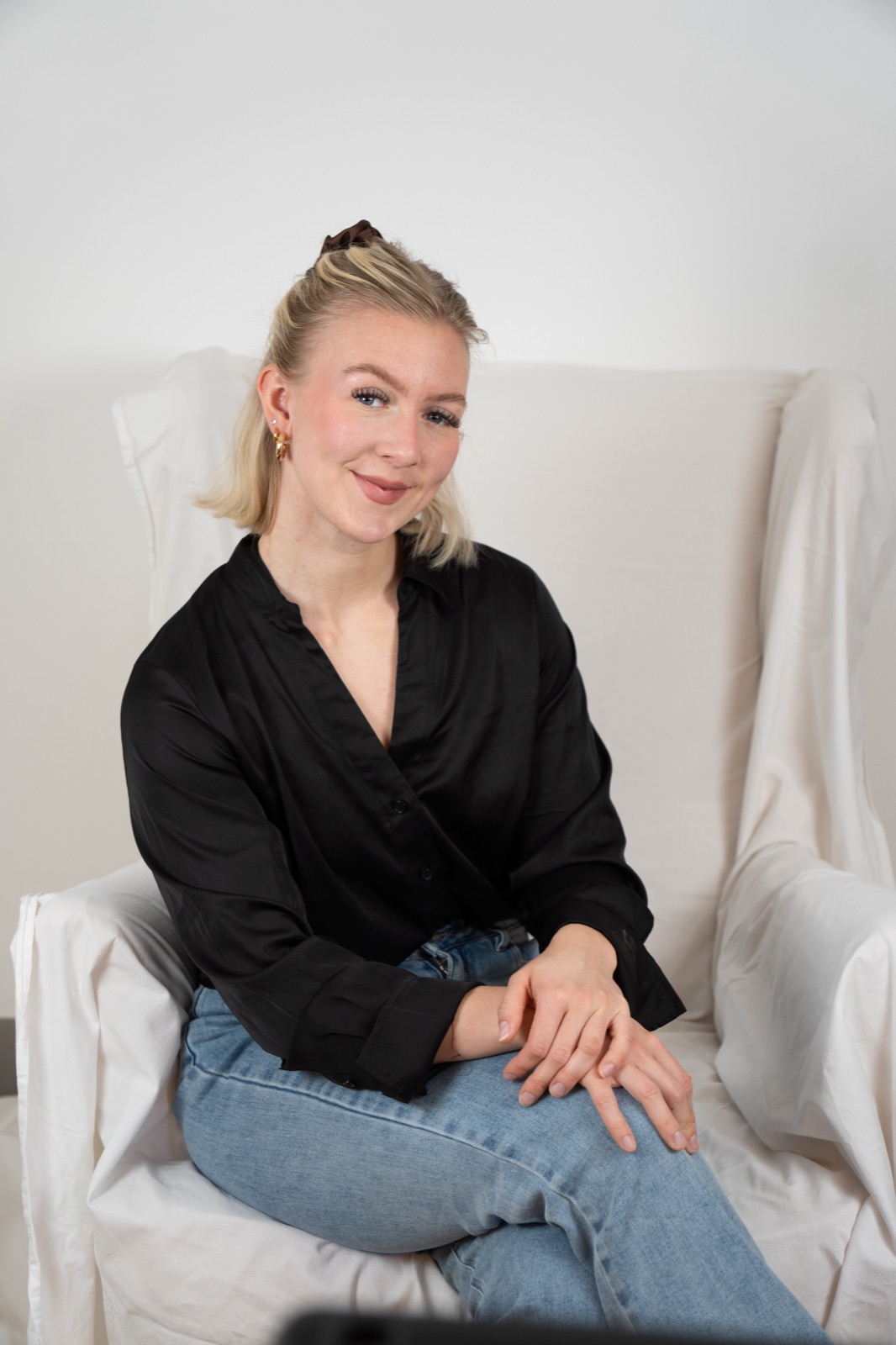 Luca Marie Schlieper in schwarzer Bluse